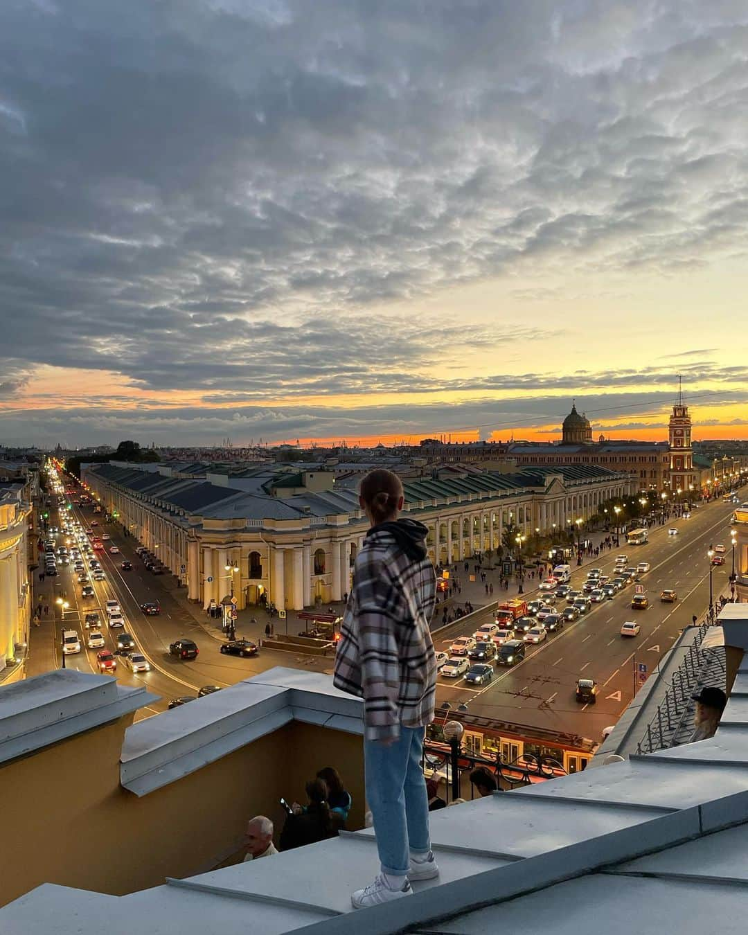 ユリア・シェチニンさんのインスタグラム写真 - (ユリア・シェチニンInstagram)「„All grown-ups were once children, but only few of them remember it“ -the little prince 💫  #roof #overtheroofs #sunset」9月19日 17時26分 - iouliachtchetinina