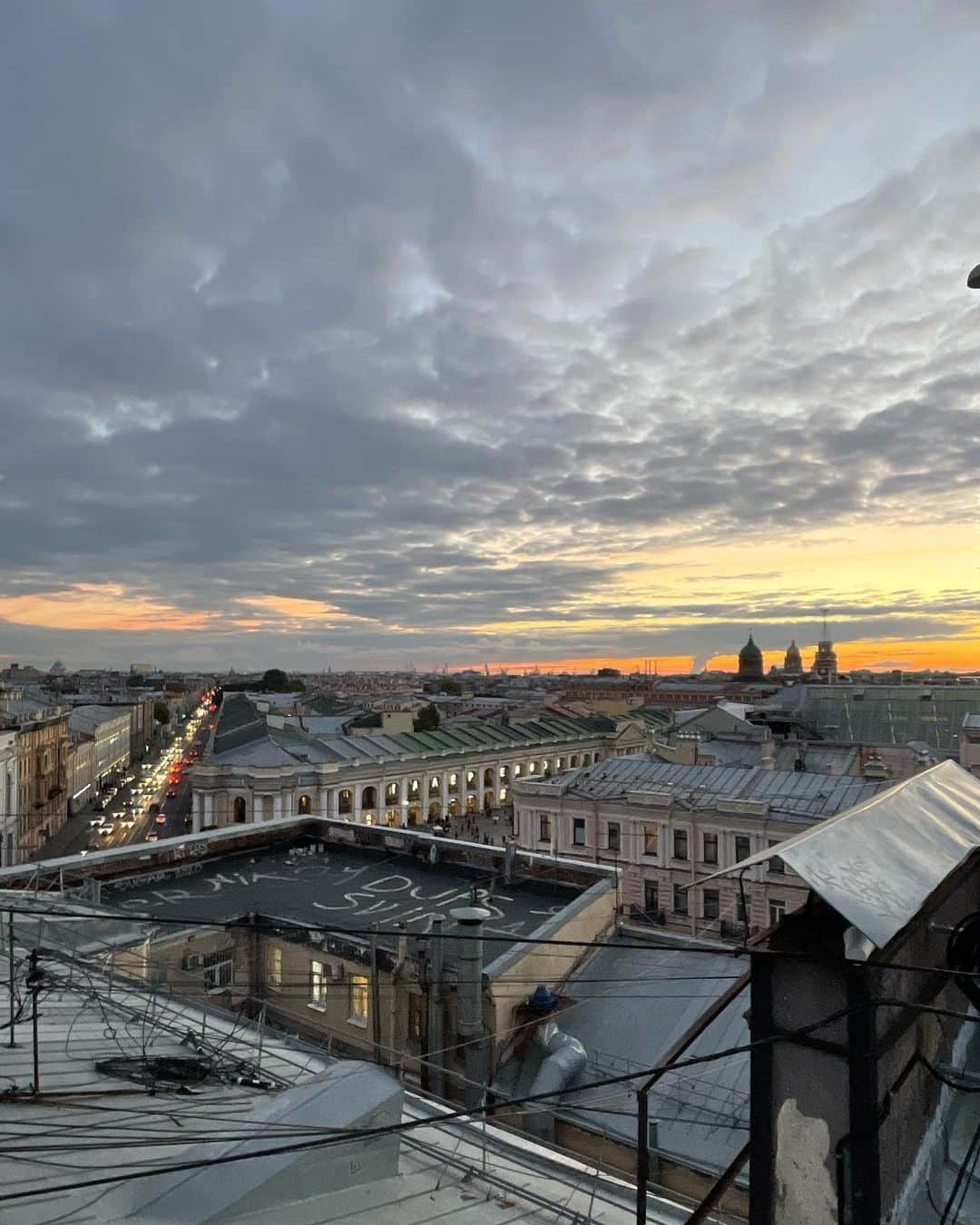 ユリア・シェチニンさんのインスタグラム写真 - (ユリア・シェチニンInstagram)「„All grown-ups were once children, but only few of them remember it“ -the little prince 💫  #roof #overtheroofs #sunset」9月19日 17時26分 - iouliachtchetinina