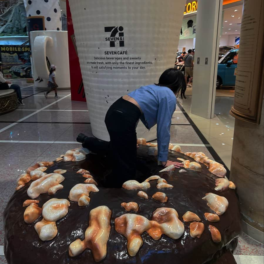 ほのかりんのインスタグラム：「Thank you for coming to Seven Park Kashiwa. Me when I can’t get out of a big donut🍩」