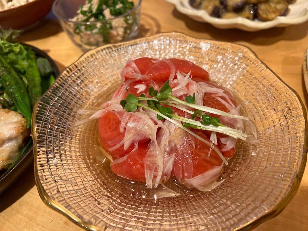 近藤千尋のインスタグラム：「ストーリーで、 何作ったんですかー⁉️と たくさんコメントを頂いたので… たまにはご飯を載せますぜ🍚💓 (相変わらずドーンで盛り付け雑なのはごめんなさい。笑)  チキンは、友達に教えてもらってからよく作る、 ごま油と塩と鶏がらスープのもとで 漬けておいたお肉😘  ごぼうサラダは母の味💖  お茄子は南蛮風にしてみたよ🍆  トマトマリネはいつも作るやつ🍅  今日は一日家で過ごしたよ😍  明日はスロイジ生放送！ ぜひ見てくださいな📺🤍🤍🤍」