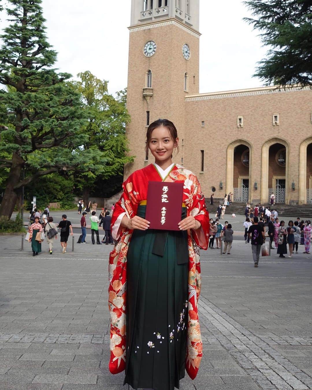 青山舞莉のインスタグラム：「早稲田大学政治経済学部卒業  4年間通った早稲田を無事4年で卒業できました。転部したり、留学行ってみたり、辞めようと思ったり、色々あった4年間でした。素敵な友達に出会えてとてもハッピーです。もっと写真載せたいのに枚数が足りない！  今まで話していなかったけど4年間色々ありました。良いことも悪いこともあったの。今までは退学にされたら困るって思って何も話さなかったけど、卒業できたから話そうかな！  早稲田に入学して間もない頃にカンニングしたっていきなり理工学部の学長みたいな人に学年の前で呼び出されて、私は何もしていないのに向こうのミスで間違えだったのにも関わらず謝られず悪者にされて、大学が嫌でしょうがなくて毎日大学辞めて仕事に専念するか悩んだの。とりあえず転部試験受けてみようと思ってそこでも最終面接で通っていた高校を酷く言われて結果発表の日、絶対受かってないと思って見に行かなかった。けど優しい友達が見てくれていて、合格していて早稲田キャンパスに通うのが楽しみでしょうがなかったの。だけど政経行ってみたら、ラウンジで私の動画を爆音で流してバカにしてくる同い年の大学生がいたり正直辛いことがたくさんありました。私のことを気に食わない人もいることは分かっていたけど大学生になってもこんな人いるのってびっくりでした。気にしないようにと思いながら通い続けてコロナになり、学校に通わずに済むから正直すごく嬉しかったです。だけど実際は新しい友達が出来ず、情報交換ができなかったりそれもそれで問題が色々ありました。あっという間に4年生になって、私は早稲田であまり良い思い出がないことに悩まされました。 だけど最後の一年、ニューヨークに行ってみたり、みんなが集まっているところに顔出してみたり、色んな素敵な早稲田の友達に出会えました！ 早くからみんなに出会いたかったなって思ったり。もう一年通いたかったなって思ったり。 卒業論文も大満足でニューヨークで無事書き終わりました。ゼミの先生には大変お世話になりました。  今日話そうかなって思った理由はやっぱり大学とか高校とかが嫌だったり辛い子って多いと思うけど振り返ればちっぽけな出来事だったし、通い続けてそういう出来事に負けずに成し遂げたものの方が大きい。私は例えば、ラウンジでうざいこと言ってた人たちより大物になって稼いでやる〜って思いながら頑張ったの笑 大学の数年は人生のほんの一部であって、卒業したら結局はいい思い出が残るし、どんなに悪いことばかりでも絶対得るものは大きい。って伝えたいの！！  100回以上辞めようか悩んだ早稲田大学を辞めずに4年間通い続けて卒業できたのはsnsで励ましてくれるフォロワーの皆さん、お友達、家族がいてくれたおかげです！本当にありがとうございました。  いま振り返ってみれば本当に素敵な大学生活だったし、素敵な出会いばかりでした。4年間ありがとうございました！そして早稲田の投稿にお付き合いしてくれたフォロワーの皆様ありがとうございました！  これからは社会人・モデルとして頑張りますのでよろしくお願い致します。  #ミーの毎日 #早稲田 #早稲田大学 #卒業式 #袴」