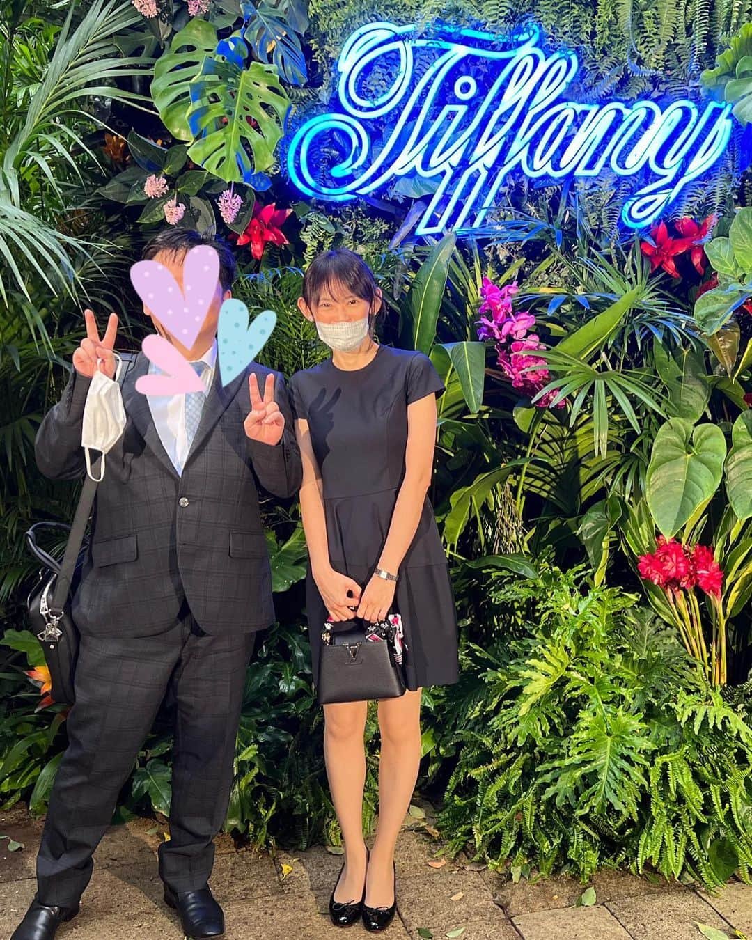 畠山潤子さんのインスタグラム写真 - (畠山潤子Instagram)「Tiffanyのイベントにご招待いただき、夫婦で伺ってきました❣️ 風が強かった中外で撮っていただいたので、髪ボサボサ、加工なしですが、夫のWピース姿もなかなかないので、記念に残してみました😆 素敵なジュエリーを見させていただき、刺激的な時間でした💎 #夫婦時間 #mamalife #赤ちゃんのいる生活 #子沢山 #子沢山ママ #twins #twinstagram #twinsbaby #双子ママ #4人育児 #大家族 #4人ママ #多胎ママと繋がりたい #双子ママと繋がりたい #渋谷区ママ #港区ママ #お受験ママ #幼児教育 #知育 #幼稚園受験 #小学校受験 #お受験  #猫のいる暮らし #tiffany」9月19日 19時14分 - junko_hatakeyama