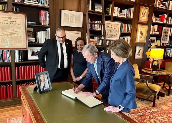 ジョージ・H・W・ブッシュのインスタグラム：「Laura and I were honored to sign the condolence book for Her late Majesty Queen Elizabeth II last week.  We thank His Majesty’s Consul General and Mrs. Richard Hyde for coming to @thebushcenter and allowing us to pay tribute to a great friend to America.  May her example of duty, honor, and strength continue to guide us.」