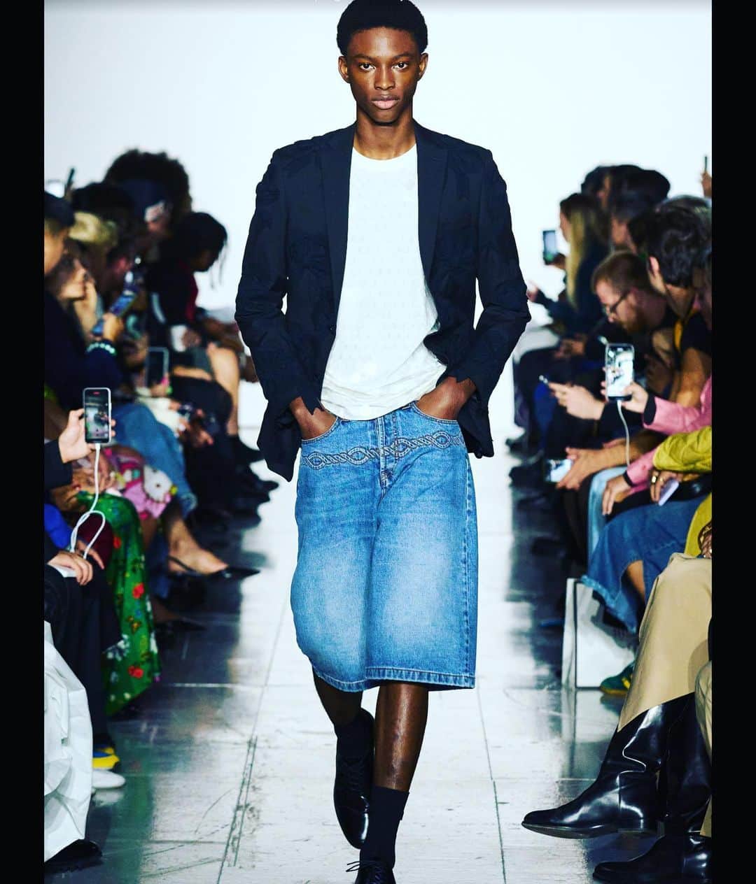 デレク ラムのインスタグラム：「Another denim look, tailored. I’m in….Spring 23 @stefan_cooke #denim #forever」