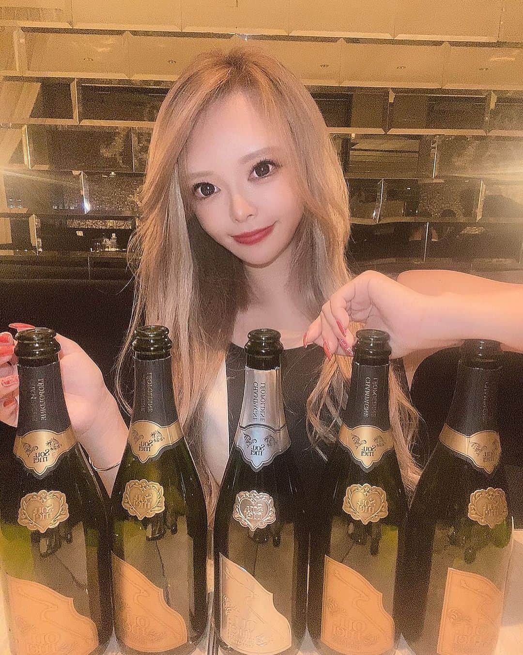 ゆいのインスタグラム：「. . .  載せてないの多すぎた😶😶  ソウメイは1番プラチナが美味しい🤤💗  . . .  #キャバ嬢 #キャバクラ #北新地 #ミナミ #大阪 #お酒 #シャンパン #ソウメイ #キラキラ #北新地キャバクラ #きゃばきゃば #ギャル #巨乳ギャル #グラビア #丸顔 #ドレス #ダイエット #筋トレ #低身長 #メイク #カラコン #整形 #ネイル #美容 #糖質制限 #くびれ #ショートヘア #すっぴん #水着 #歌舞伎町」