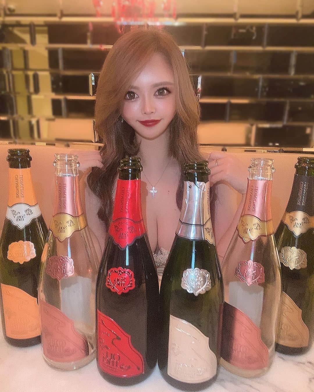 ゆいのインスタグラム：「. . .  後ブラックでcompleteだったのに くやちい🥺🥺🥺🥺  . .  #キャバ嬢 #キャバクラ #北新地 #ミナミ #大阪 #お酒 #シャンパン #ソウメイ #キラキラ #北新地キャバクラ #きゃばきゃば #ギャル #巨乳ギャル #グラビア #丸顔 #ドレス #ダイエット #筋トレ #低身長 #メイク #カラコン #整形 #ネイル #美容 #糖質制限 #くびれ #ショートヘア #すっぴん #水着 #歌舞伎町」