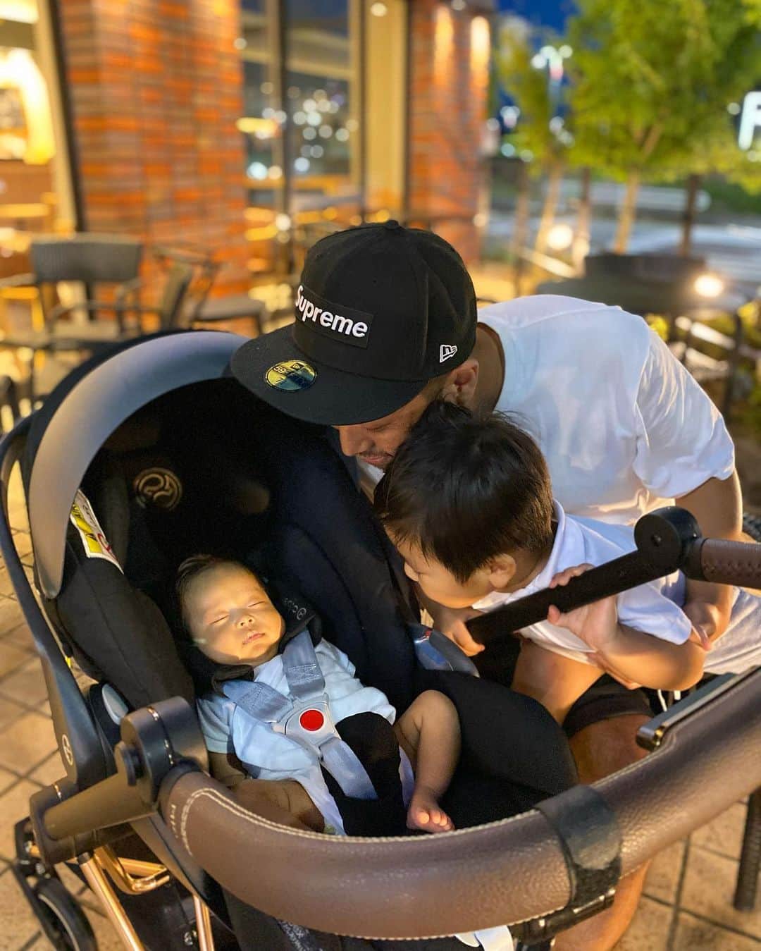 Mai Wakimizuのインスタグラム：「たまたま撮れた日常の1枚が、特別お気に入りの写真になった♡私もここに入りたかったよ。笑 娘はなぜか1人照らされてる。笑  #家族写真#生後1ヶ月#2歳2ヶ月#兄妹」