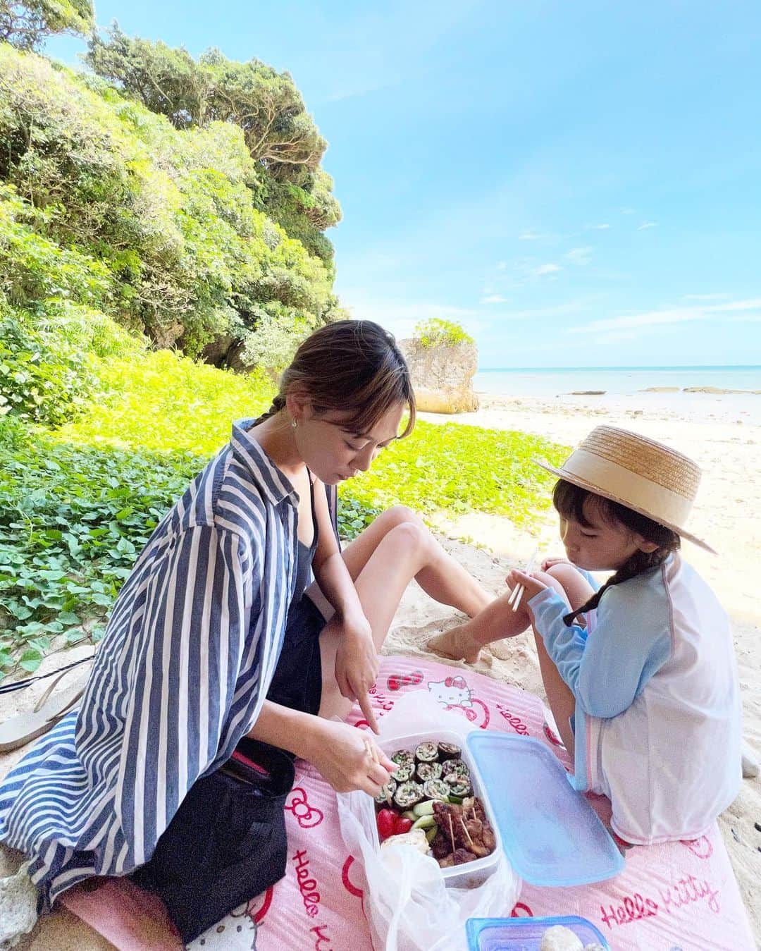 のインスタグラム：「少し前の8月の週末。 娘の"海でピクニックしたい！"を叶えたかった日☺️(可愛いお重とか無いけど) 平日は2時間ほどしか娘と過ごす時間がないので、週末はできるだけ家族で過ごす日に🫶  そして9月に入ってからはここ数年で1番バタバタしていた日々で🫠労務士さん、税理士さんとすごく細かい作業にも追われる日々で、、やっと少し落ち着いて3連休中はちょっと飲みすぎたけど😂とっても楽しかった日々😌🥂✨ #沖縄 #okinawa #ピクニック #ピクニック弁当」