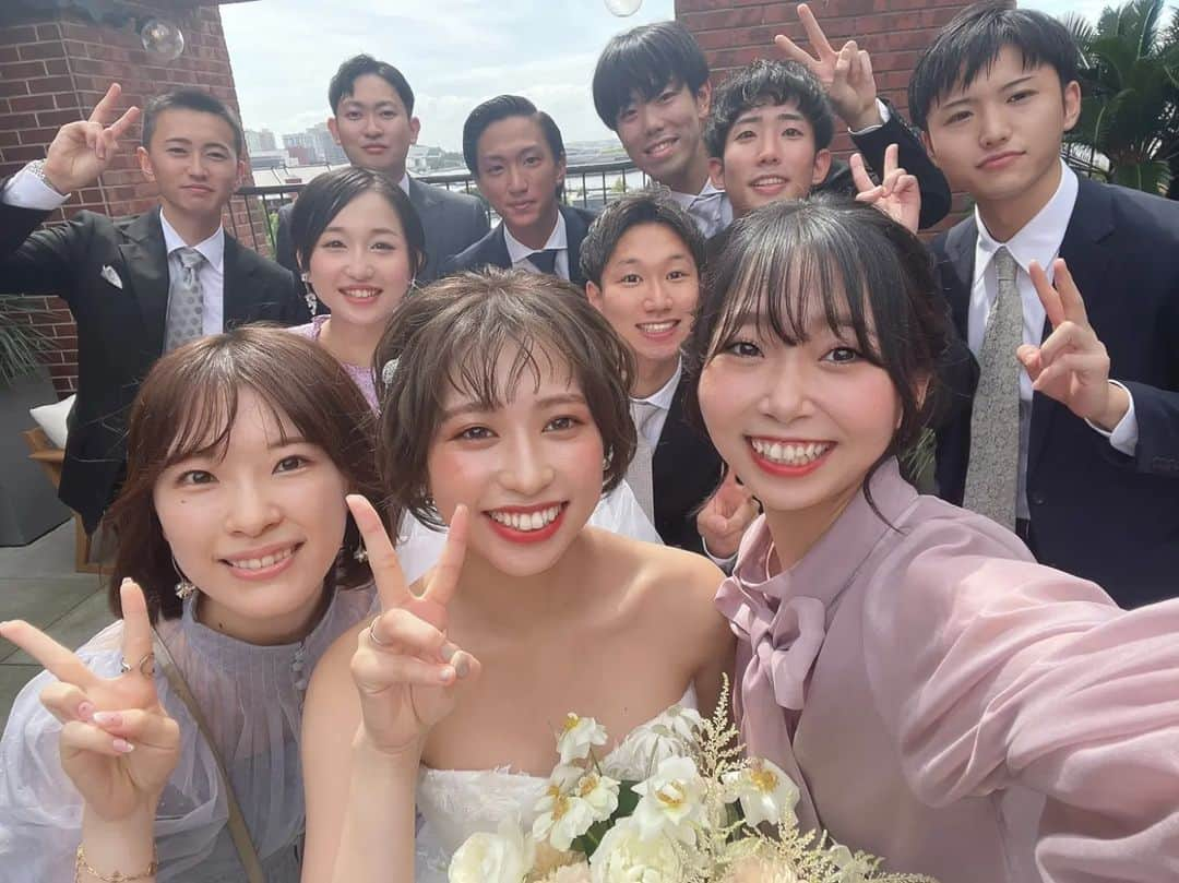 梅津春香さんのインスタグラム写真 - (梅津春香Instagram)「優作先輩と妃冬未の結婚式💍  素敵な結婚式から私も幸せをもらいました！ 本当におめでとうございます💐  妃冬未のドレス姿、とっても綺麗！！✨  久しぶりに会う大学の先輩や後輩、同期や友達とも話せて楽しかったです。  同期と一緒にやった友人代表のスピーチは、声と手が震えるほど緊張しました🤣  お二人とも末永くお幸せに〜！　  #結婚式 #法政 #フェンシング部 #同期 #次は誰だろ #wedding #congratulations」9月19日 21時21分 - haruka_umetsu