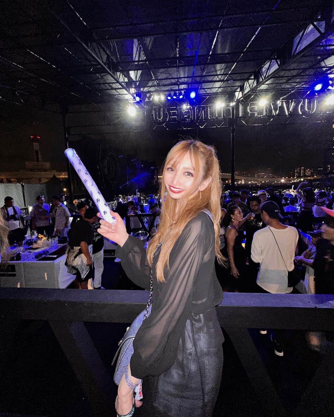 JURIのインスタグラム：「・ 昨日のultra japan🤍 豪雨すぎてどうなるかと思ったけど 無事行けてよかったー☺️ せっかくガチガチに髪巻いたのに 着く頃にはストレートになってたけど🥺  ・  席離れてる間に好きな曲流れてて 急いで撮ったからぶれぶれ🥺#clarity  #ultra#ultrajapan#ultrajapan2022 #musicfestival#ウルトラジャパン #zedd#afrojack#お台場#ハーフツイン」
