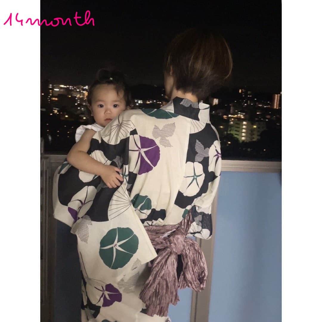 山田美花のインスタグラム：「《14months》 あれ？過ぎてる(いつも)  ・初花火は近すぎてビビりまくりだったけど、目の前で大きな花火みれて良かったね！ ・弘前での夏休みはねぶた、ねぷたに興味津々 ・スイカ🍉たくさん食べたね！ ・ワッサー🍑も美味しかったね！ ・ひとりで歩く範囲が広がって、ひとり遊びも沢山できるようになって、YouTubeも観るようになった笑 ・お腹空くと自分でイスのところ行ったり、意思と行動が一致することが多くなってきた ・髪が伸びて何パターンか結べるようになった🎀   #14month  #1歳児  #育児日記 #成長記録」
