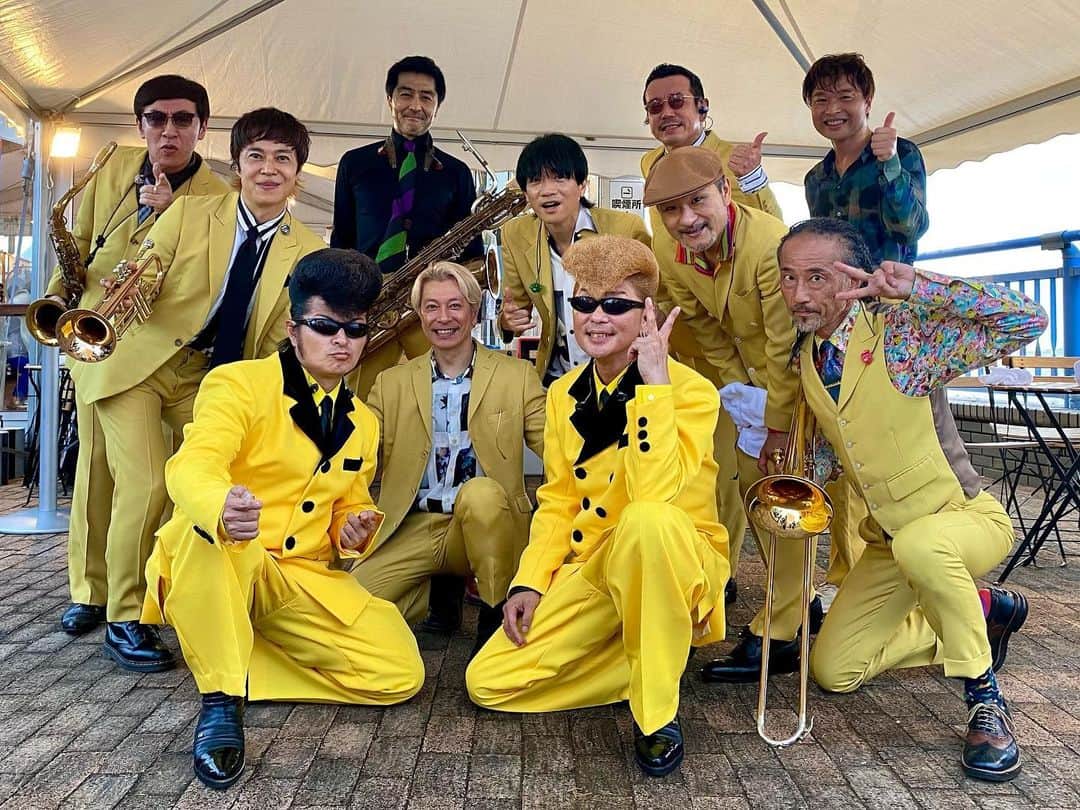 氣志團万博のインスタグラム：「#東京スカパラダイスオーケストラ とお揃いの黄色スーツで📸💛  #氣志團万博2022 #氣志團万博 #氣志團万博最高かよ」