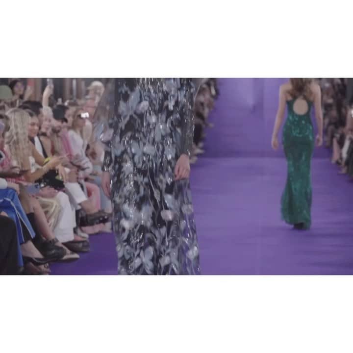 アレクシマビーユのインスタグラム：「Dazzling silhouette @alexismabille #hautecouture #show #embroideries #sequins #catsuit #caftan #chill #effortlesschic #vavavoom #alexismabille」