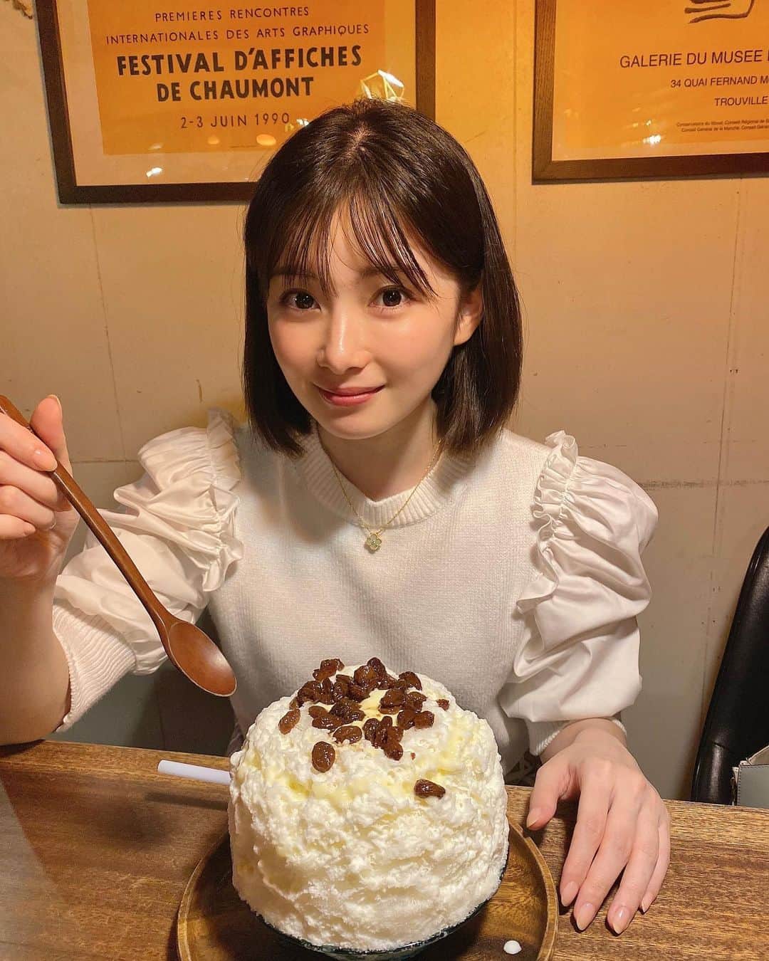 早田悠里子のインスタグラム：「大阪で仕事後にも行けるかき氷屋さん見つけました🤤 #cafe12  かき氷とチーズケーキのお店で、かき氷もチーズ系のものが多かったです☺️♡ 写真は レアチーズラムレーズンと いちごレアチーズ🍓  なお先生 @dr_nao_0415  もかきごーらーになってくれたみたいで、2日連続で一緒に食べに行きました🍧笑  メニュー豊富だったので他の味も食べに行きたい❣️  #かき氷 #🍧 #大阪かき氷 #スイーツ #大阪カフェ #大阪スイーツ #shaveice #adeam #かきごーらー #かきごおりすと」