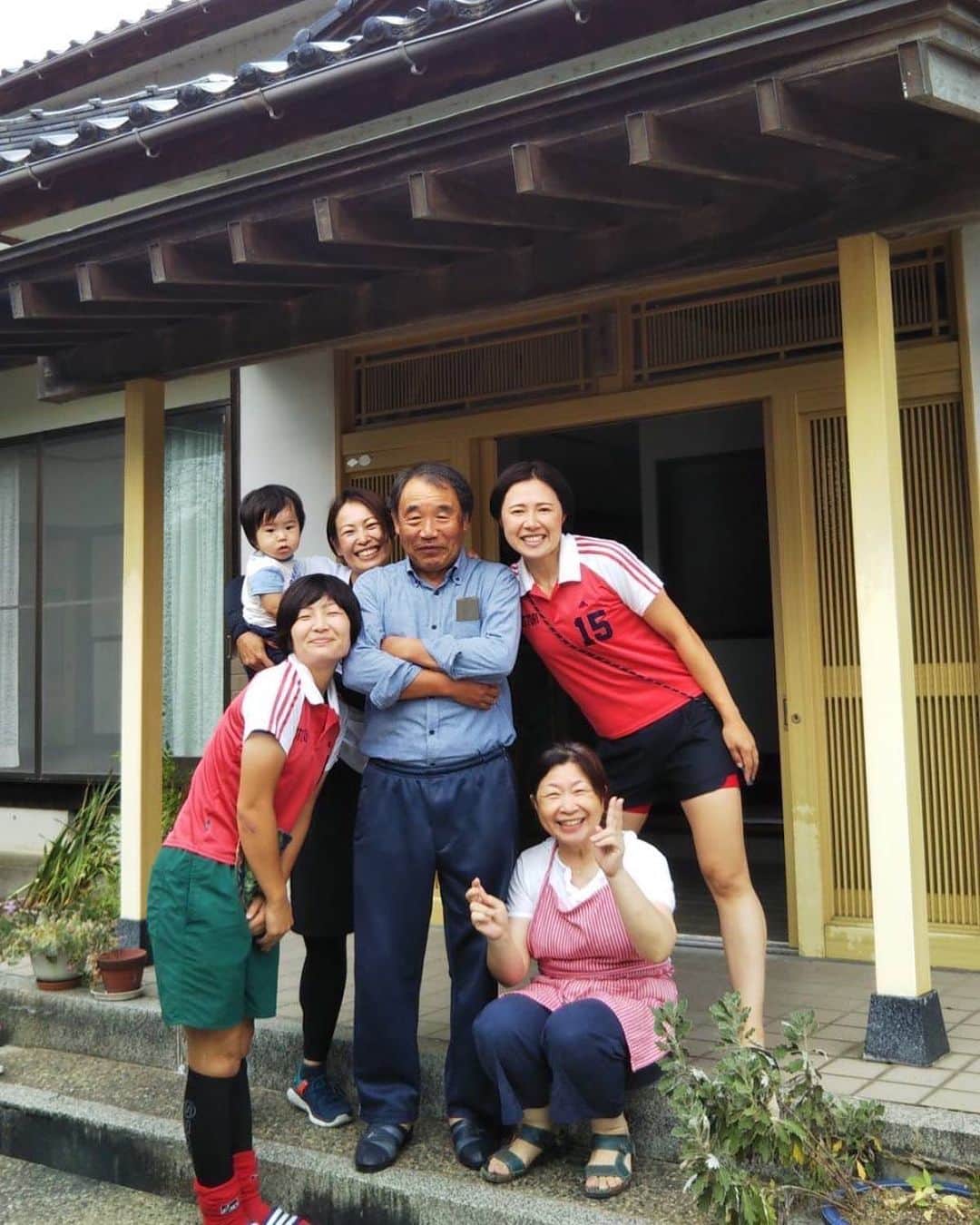 大田昭子のインスタグラム：「. お世話になった吉川家の前で🏠📸 昭和感ある〜笑  3日間お世話になりました☺️」