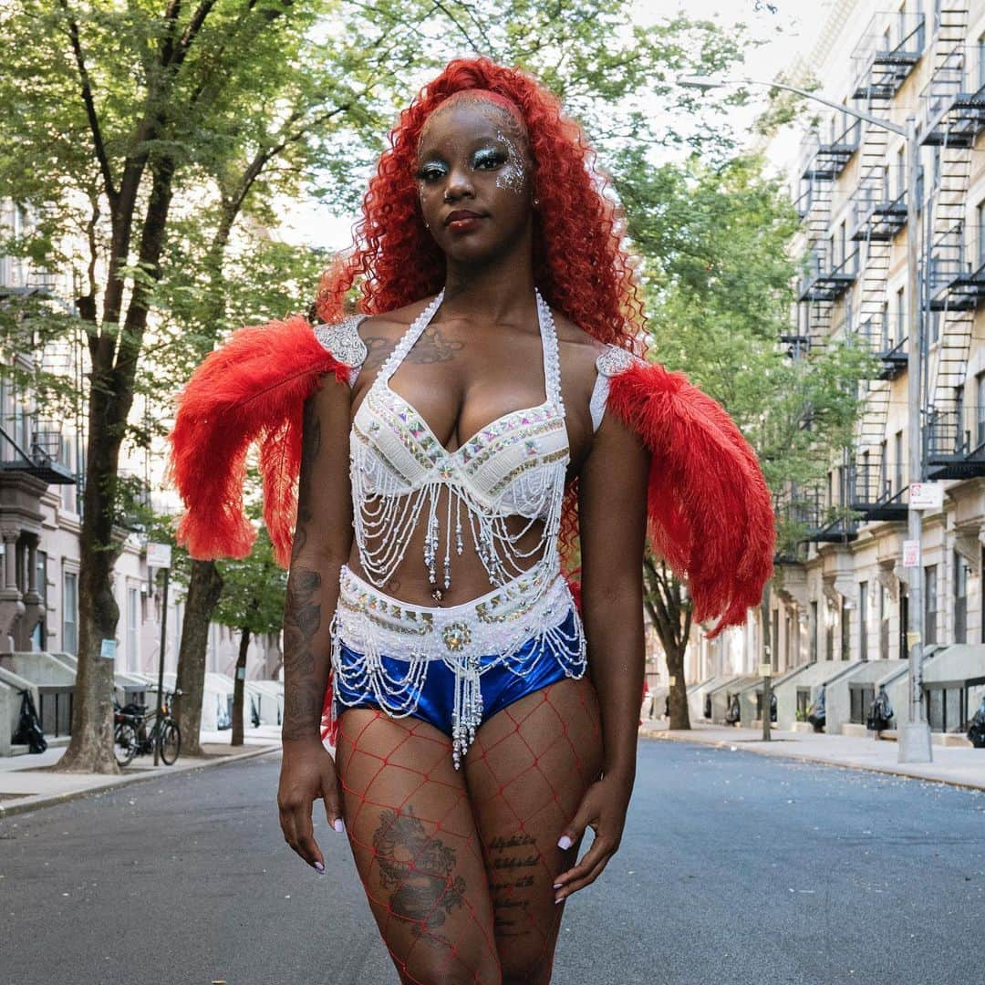 Q. Sakamakiのインスタグラム：「Mama, 16-year-old dancer, poses before the performance for African Parade. #yestergram #africanparade #harlem #nyc」