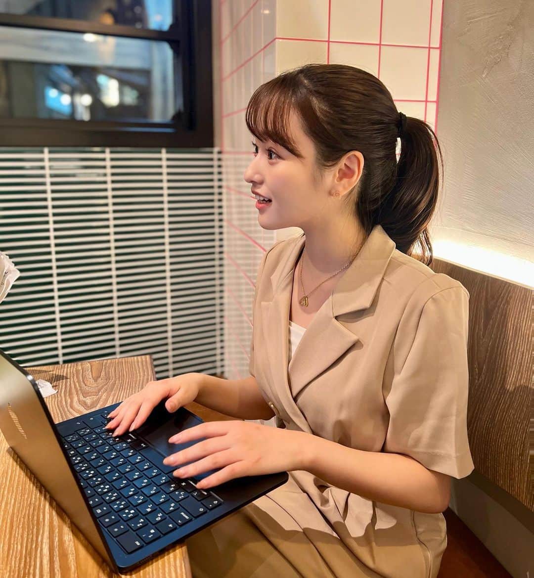 奥原ゆきののインスタグラム：「今日とても嬉しいことがあったので。  クライアントさんとの会話の中で 「bienoさんはしっかり結果にコミットしてくれる」 「色んな誤魔化しができる世界の中で、真摯に向き合ってくださるし、奥原さんは接していて本当に正直な方だと思う」 と言って頂いたの‥。  「名前だけの起業家なんじゃないの？‥」等色んな意見を頂くこともありますが、見てくださる方はいるんだな‥と少し目頭が熱くなりました🥲  その方は、私のSNSを含む他の活動をご存じなかったそうで、bienoの仕事だけを見て言葉をかけてくださったのも嬉しかったなぁ。 . . 「お仕事を依頼された方が、何を求めているのかを見極めて結果にコミットする」私の尊敬する先輩に言われた言葉。 そしてモットーは「いつも全力投球🔥」  今回のプロジェクトもチームbienoのメンバー一丸となって進めているので仲間に感謝！です。  「もっと沢山の方の力になれる会社にしていきたい！」と心密かに誓った1日でした😊  #女性起業家 #学生起業 #慶應義塾大学 #セットアップ #ポニーテール #起業女子 #起業家女子」