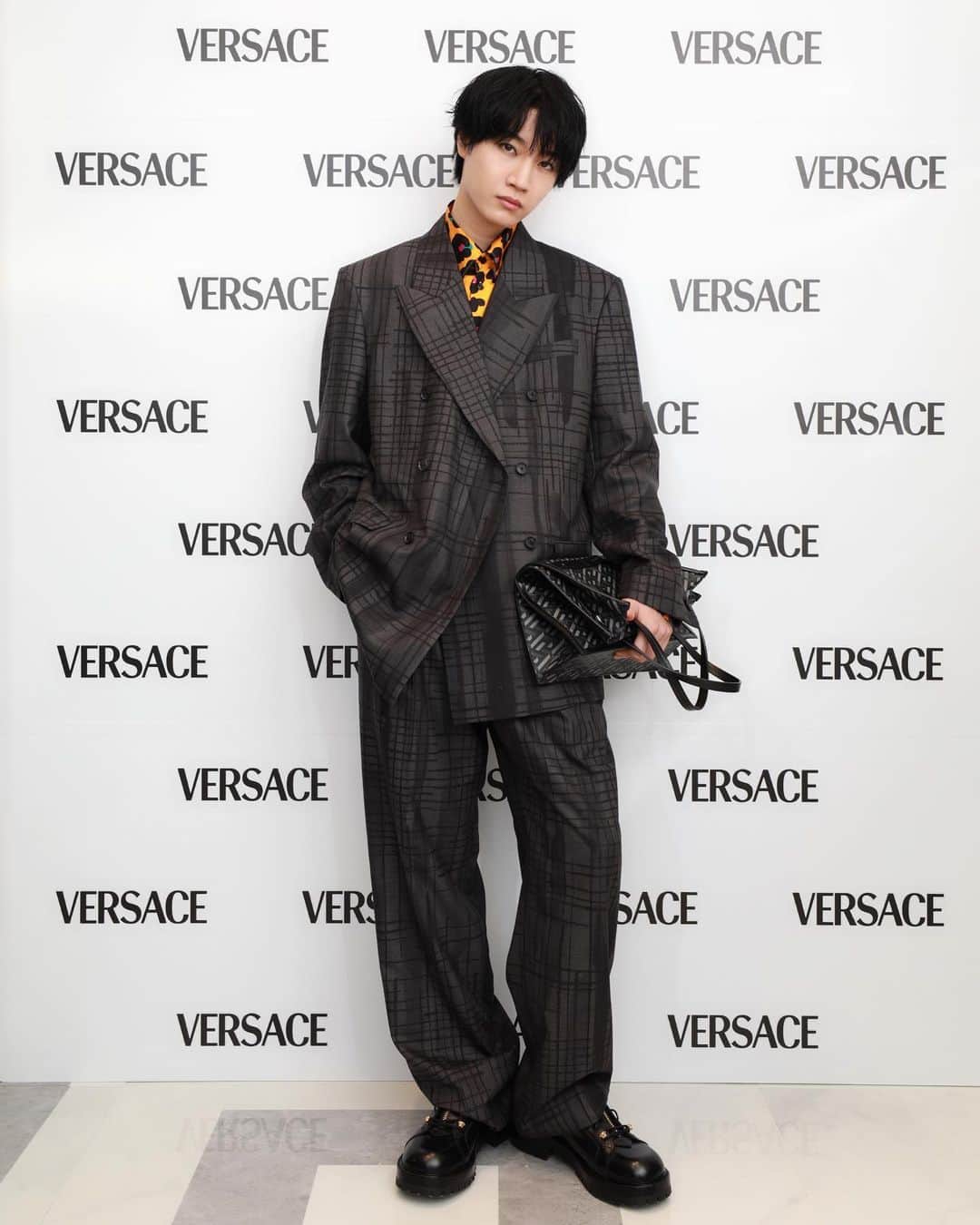 のインスタグラム：「VERSACE TOKYO GINZA  ヴェルサーチェ 銀座本店が9月17日にオープンしました！ 店内はヴェルサーチェの要素が随所に散りばめられていて、大理石やポリッシュゴールドが調和されています✨ とてもゴージャスなショップ内にメンズ、ウィメンズのファッションアイテム、アクセサリーなどのフルラインナップが揃っています！ 世の中には沢山の物や作品があって、色んな価値観が溢れているけど、このデザインを見るだけでもヴェルサーチェだとすぐにわかるほどに確立された雰囲気や空間は最高でした🌟  @Versace #Versace #VersaceGinza #ヴェルサーチェ」