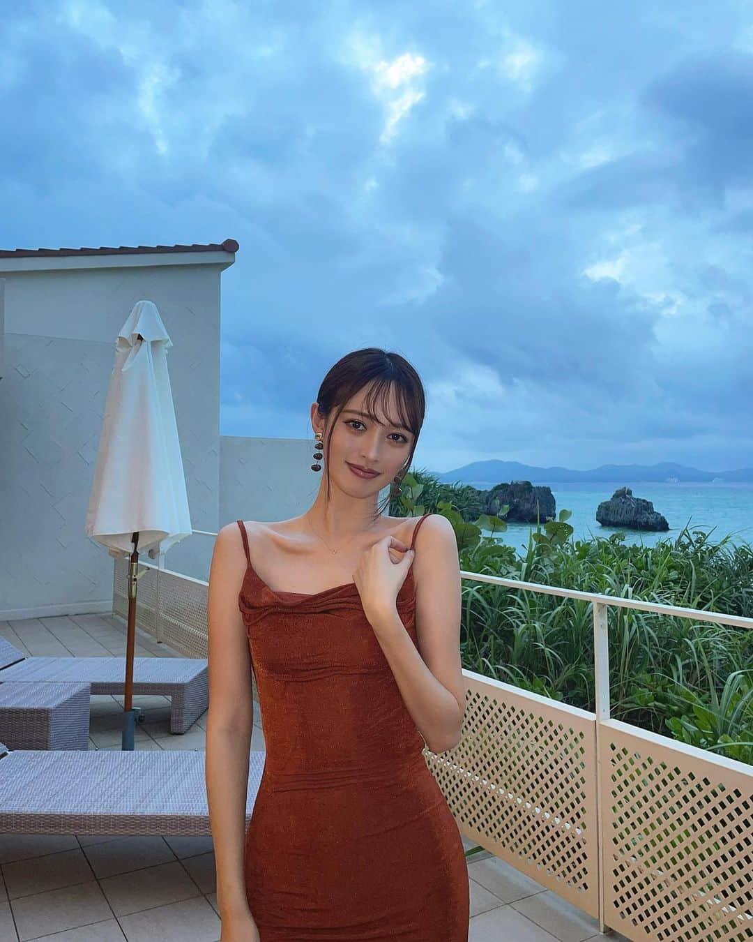 宮内理沙のインスタグラム：「before the 1st-day dinner with the shooting team🌹  前入りしてすぐの📸 滞在させていただいたホテルの部屋から見える景色がとても綺麗でした🙏✨  #沖縄 #早く肩幅ブームがきますように」