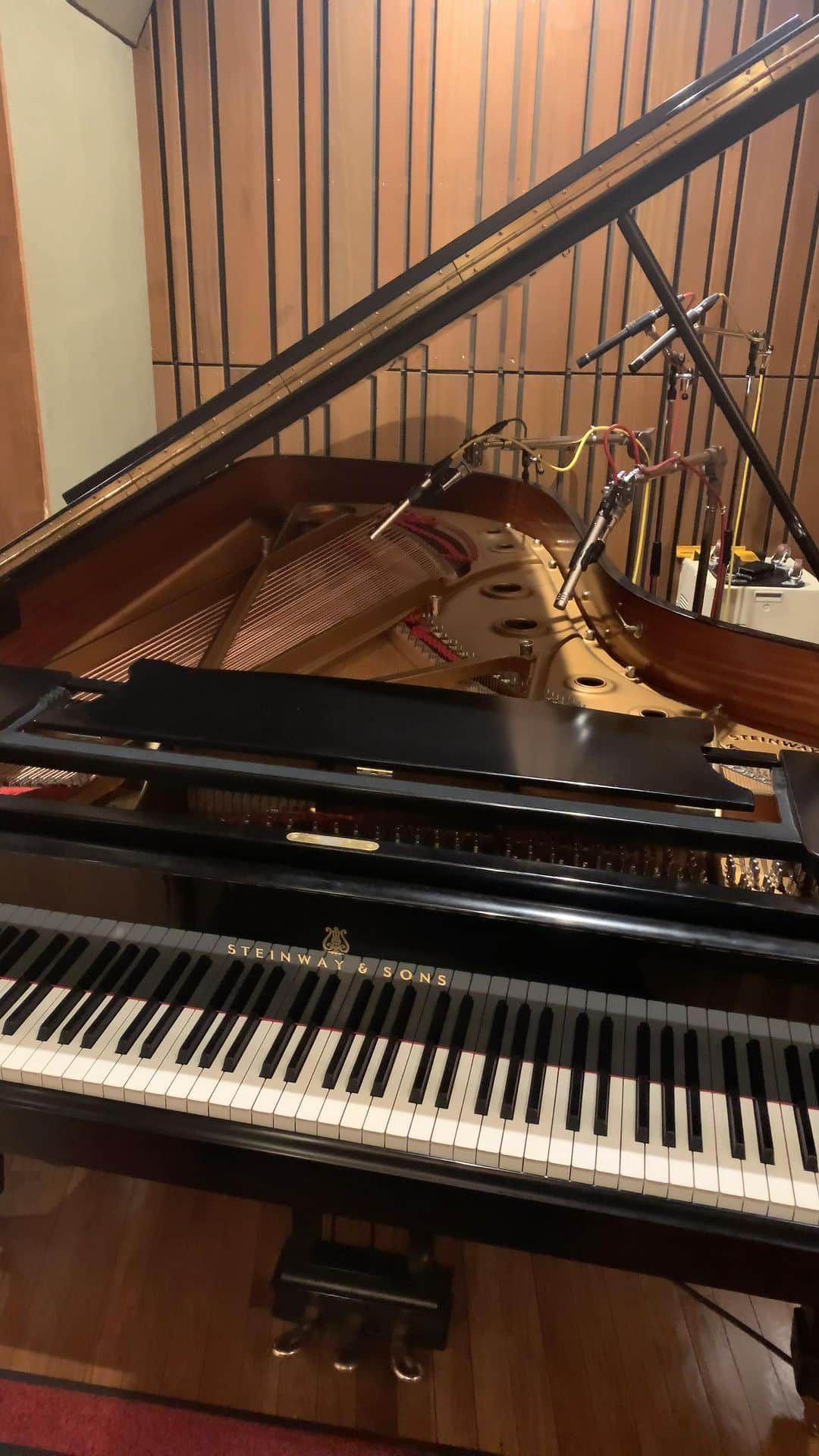 樫原伸彦のインスタグラム：「今日、 弾いて録った #ピアノ は #音響ハウス 2スタ #スタインウェイ の セミコンサートグランド。  軽めの鍵盤の先に重厚なサウンドがヒタヒタとついてくる好みのタイプ。  1スタのフルコンより好きw  #piano #steinway #recording #studio #adlib #jazz」