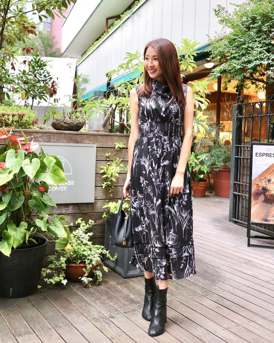 杉下理世のインスタグラム：「ちょっぴり秋の装い🌾 黒が好き🖤🖤 #fashion #coordinate #コーデ #ブラックコーデ #black」