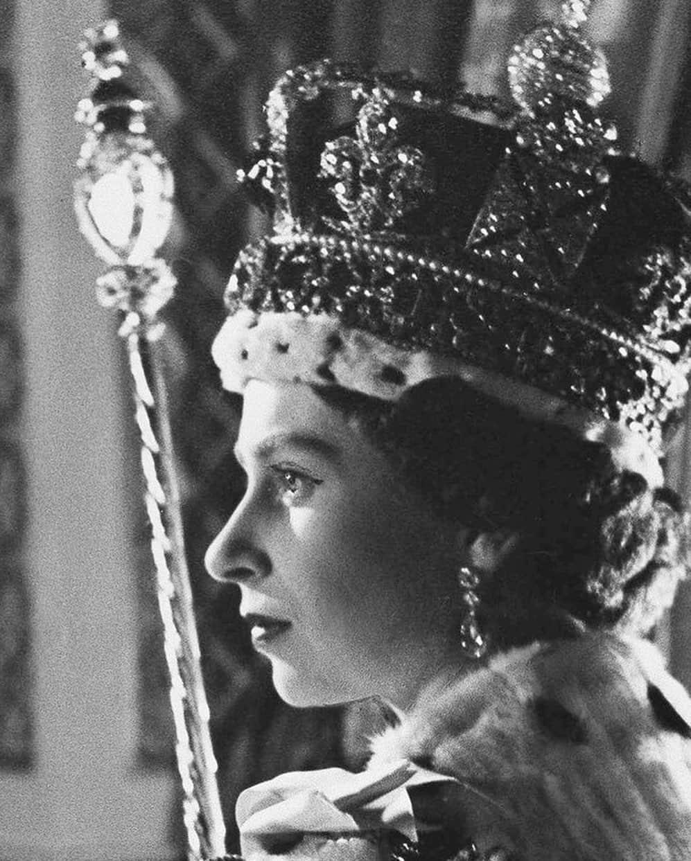 エリザベス・ヘンストリッジのインスタグラム：「Thank you our Queen.   To grow up with a Queen, an indescribable honour, especially in its normality. Serving for seventy years and up to the very end. Inspirational beyond words. Thank you, thank you.  🤍」