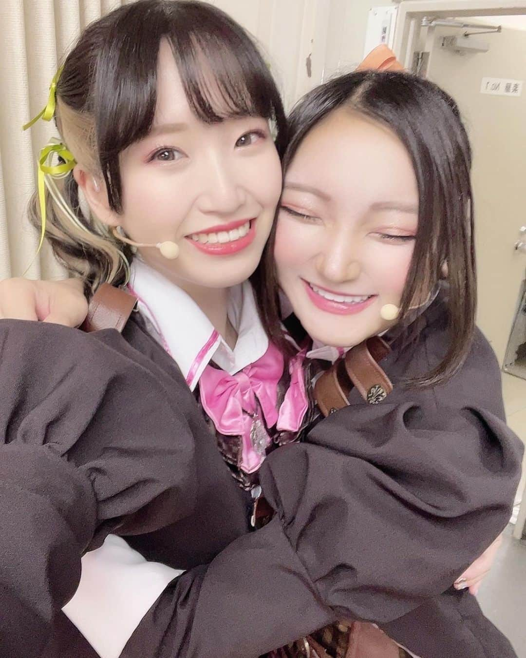 西本りみさんのインスタグラム写真 - (西本りみInstagram)「写真があり過ぎてアルバム内が幸せに溢れておりまする。  日葵としてしか皆んなの前に立つことがなかったので、西本として、ひまりみとして、色んな髪型をして皆んなの顔をたくさん見ながら舞台上に立てる機会、とても貴重でした。  楽しんでもらえたかな🧸🎀？  日葵としては、今回は全員曲しか参加がなかったので、次があるならば、ユニット曲もあるといいなぁ🌷  個人的に今回の公演で1番汗をかいた瞬間はどの歌でもダンスでもなく  小坂先生 in 西本  でした。笑 いやーやり切った。きっと半年分くらいの西本のテンション使い切ったわ。 気になる方は西本千秋楽17日18時公演回をどうぞ。  歌にダンスにテストに役交換に。 たくさん楽しかったね🌸 皆んなの仲の良さがあるからこその空気感といい、一体感といい。  ほんと、素敵な現場です。  応援いただいた皆様、本当にありがとうございました。 必ず、「真実の刃」は改めてお届けします。 信じて、待っていてくださいね。  テンプルレギオンの隊長として、これからもみんなの笑顔を守ります。  ありがとうございました🎀  一之宮・ミカエラ・日葵 西本りみ」9月19日 23時59分 - nishimotonfa