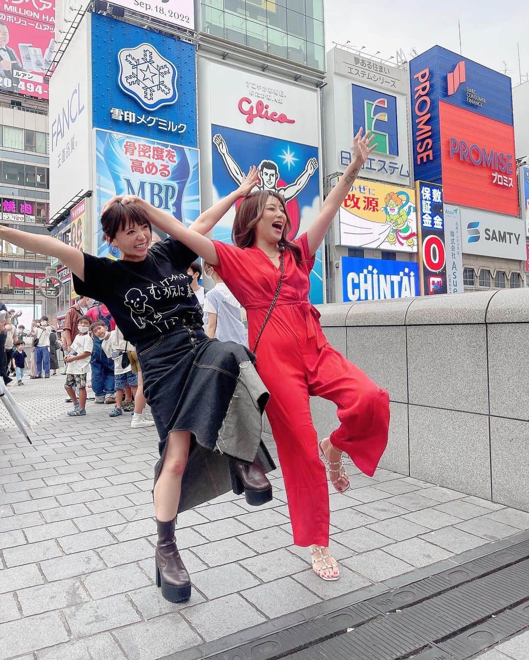 星美りかのインスタグラム：「あゆちゃんと大阪めちゃんこ笑って凄く楽しかったや😂！！！！  グリコの前で写真撮れた！！！！  次はうちとあゆちゃんとのトークイベント　#BBAになってもよろしくね　in大阪は12/11の夜あります💖💖🌺」