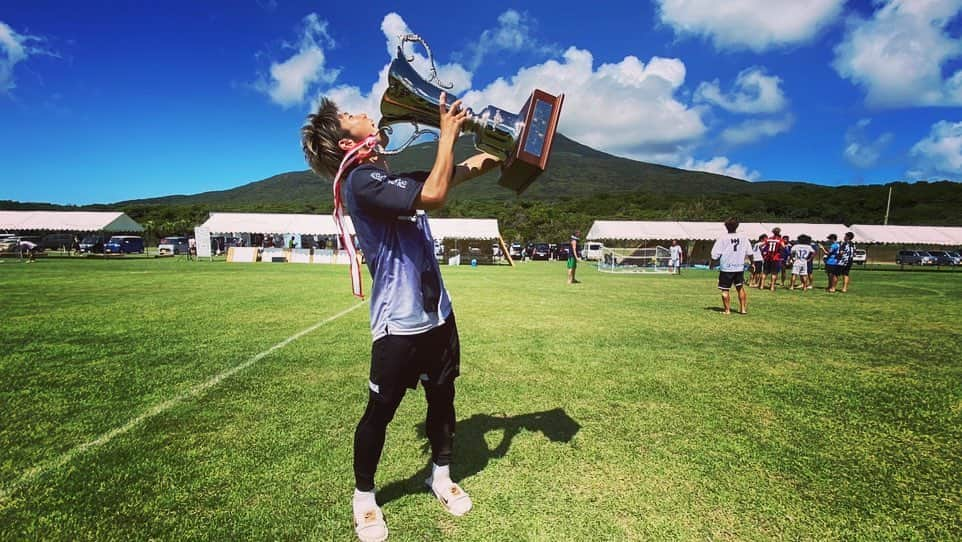 中村駿介のインスタグラム：「楽しかったぜ八丈島✌️  しっかり優勝できた🏆  来年もまってろー‼️笑  リゼムの兄貴達、こばさんありがとう🙇🏻🙇🏻  #八丈島  #夏の思い出  #フットサル大会 #リゼム #なかしゅん #なかしゅんチャンネル #人1」