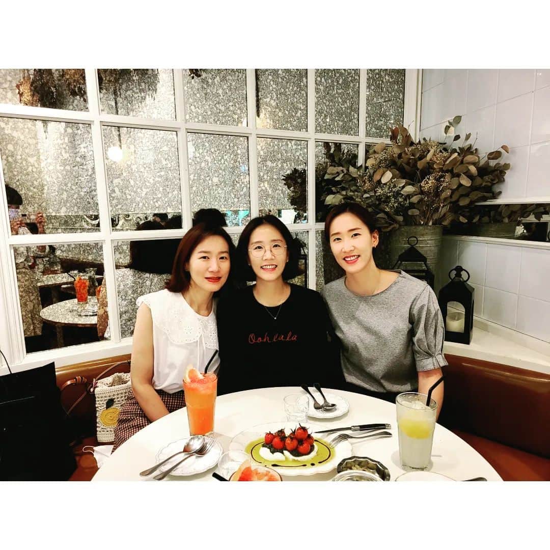 張藝娜のインスタグラム：「#familytime#화이팅#잘가#iwillmissyou❤ 언니의 미래를 응원해 🥰」