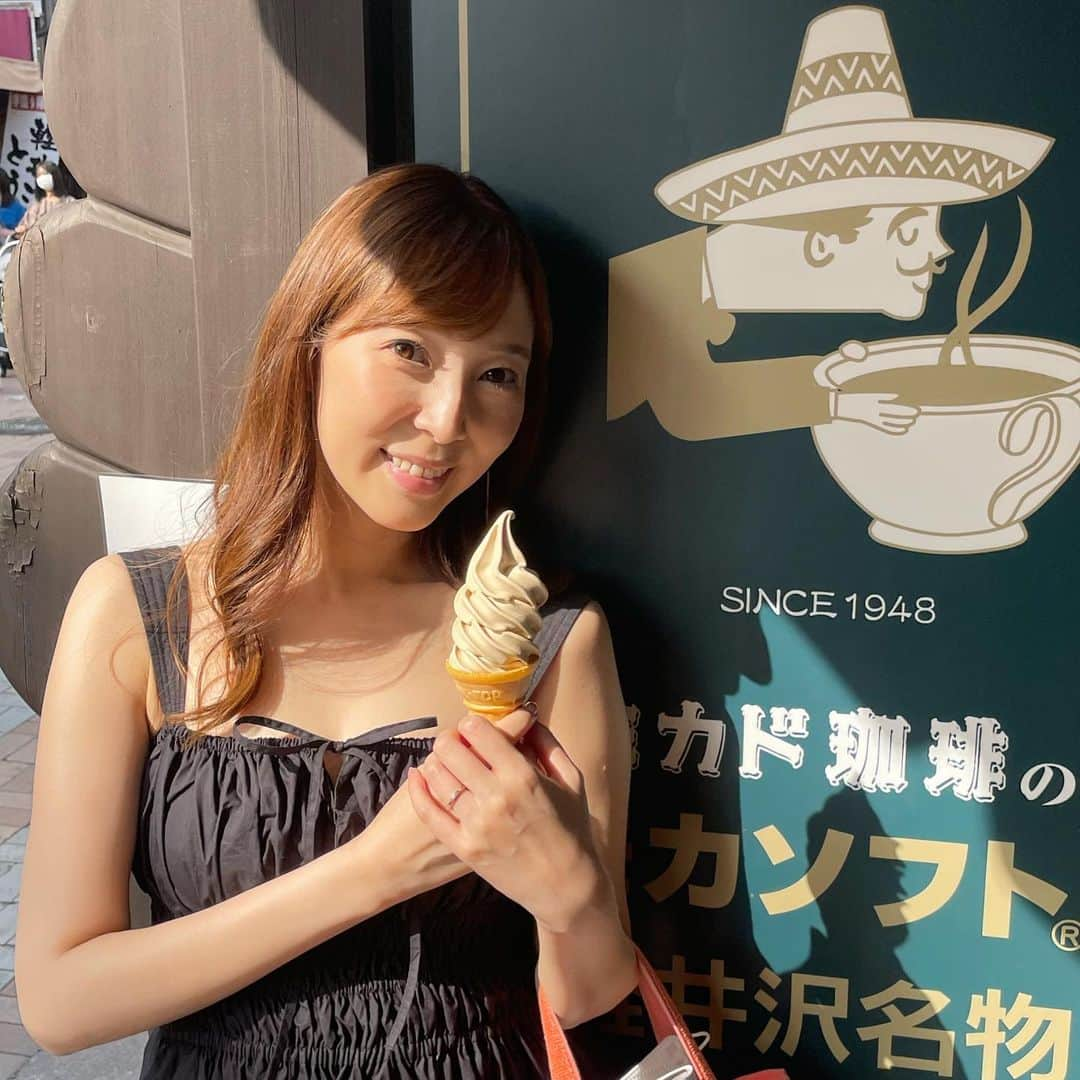 小野澤玲奈のインスタグラム：「大変お久しぶりです なんとか生きてます☺️  ここのところしばらく太陽をみてないな〜ということで 夏の写真を振り返り🍍☀️  ん、ことしは思い出が少ないなぁ…  (あの番組風に)チャレンジクイズ！！ 小野澤の遠出先の地名をお当ていただきます。  ◯カド珈琲の◯カソフト 涼しい〜 お蕎麦おいしい〜 糸のような滝。笑 教会 きのこ三昧  …その遠出先とは!?  ※パリ旅行は当たりません  #アタック25  #旅行チャレンジクイズ  #パネル全開サービス #夏の思い出  #きょうラストスイカを食べました #週明けもお天気心配」