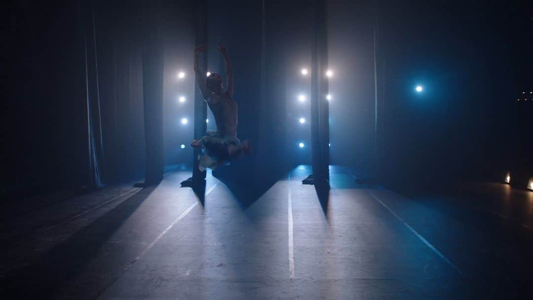 エリザベス・モスさんのインスタグラム写真 - (エリザベス・モスInstagram)「I had the great privilege and dream come true experience of collaborating with one of the most brilliant artists working today the choreographer @justin_peck on episode 2 this season… when I read that there was going to be a ballet in the script, he was the first and only person I thought of and I still can’t believe my luck that he said yes. He brought on board the stunning and gifted ballerina @devon.teusch who not only is a brilliant dancer but a brilliant actor as well and brought those skills to the performance. Everyone on set said it was their favorite day of filming they had ever had because we all just got to watch this beautiful performance all day. It was like a dream. Thank you so much to the both of you for bringing your artistry to the show and elevating everyone around you. And a special shout out to @jeanettedel who works with Justin, and was instrumental in helping to create this piece and bring it to the screen, @lk_costumes_ for this dream costume, and our prolific art dept led by our production designer @eliwilli2 and to @adrianacorne who took the reins on the creation of this spectacular set. And last but always first in my heart @nicdaleydp our cinematographer and @tomomenon our gaffer, and our camera operators @dinolaurenza and @brett_hurd 💙💙💙 @handmaidsonhulu #thehandmaidstale」9月20日 6時16分 - elisabethmossofficial