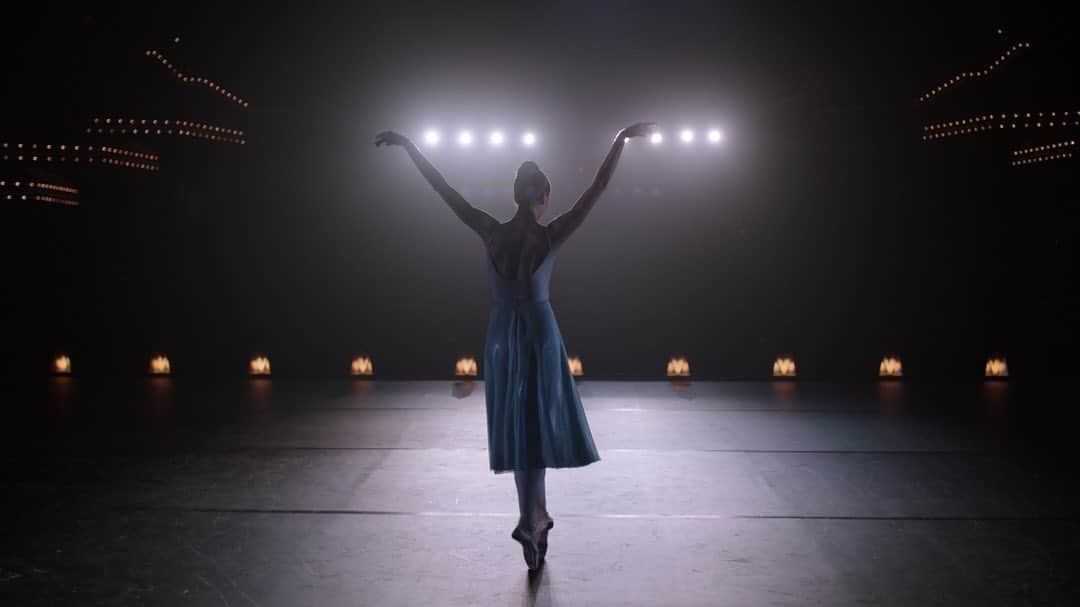 エリザベス・モスのインスタグラム：「I had the great privilege and dream come true experience of collaborating with one of the most brilliant artists working today the choreographer @justin_peck on episode 2 this season… when I read that there was going to be a ballet in the script, he was the first and only person I thought of and I still can’t believe my luck that he said yes. He brought on board the stunning and gifted ballerina @devon.teusch who not only is a brilliant dancer but a brilliant actor as well and brought those skills to the performance. Everyone on set said it was their favorite day of filming they had ever had because we all just got to watch this beautiful performance all day. It was like a dream. Thank you so much to the both of you for bringing your artistry to the show and elevating everyone around you. And a special shout out to @jeanettedel who works with Justin, and was instrumental in helping to create this piece and bring it to the screen, @lk_costumes_ for this dream costume, and our prolific art dept led by our production designer @eliwilli2 and to @adrianacorne who took the reins on the creation of this spectacular set. And last but always first in my heart @nicdaleydp our cinematographer and @tomomenon our gaffer, and our camera operators @dinolaurenza and @brett_hurd 💙💙💙 @handmaidsonhulu #thehandmaidstale」