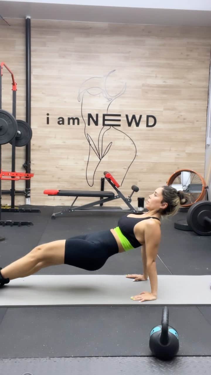 Tianna Gregoryのインスタグラム：「Join me for a hard ab workout 💪 -3-4 sets of each  -12-15 reps   This workout will have you sweating 😅 really focus on keeping your core tight and engaging your abs in each workout.」