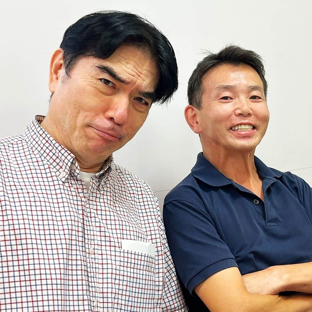 アカデミー・デュ・ヴァン Academie du Vinのインスタグラム：「アカデミー・デュ・ヴァンの金曜日は、月１の研究科がたくさんあり、多くの生徒さんがご来校されます。  この日は、たまたま藤巻暁先生と葉山考太郎先生の授業があったので、ツーショットをお願いしました。なかなかレアな組み合わせです☆  #ワイン #ワイン好きと繋がりたい #アカデミーデュヴァン #藤巻暁 #Encépage／アンセパージュ #葉山考太郎 #続・お腹いっぱい世界のＢ級グルメと世界のワインのマリアージュ」
