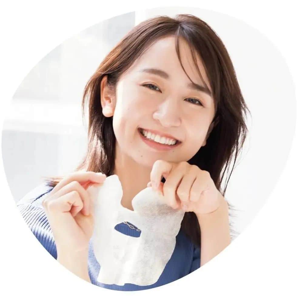 小野恵美のインスタグラム：「発売中のLEE10月号 @magazinelee  「スキンケアとベースメイクで自信を持ってマスクを外せる顔になる！」に出演させていただきました❤️  気になる下半顔のゆるみ… 美容マスクも進化していて、大切な日の前にはスペシャルケアしておきたいですよね。  美容賢者のオススメスキンケアがズラリ🥰 LEEwebでも記事公開されました🫶 ぜひ読んでみてください✨✨  撮影/ 押尾健太郎さん  ヘアメイク/鈴木翠さん @midori.suzuki_hairmakeup  スタイリスト/徳永千夏さん @chinakmm 取材・文/ 中島彩さん @ayanka12」