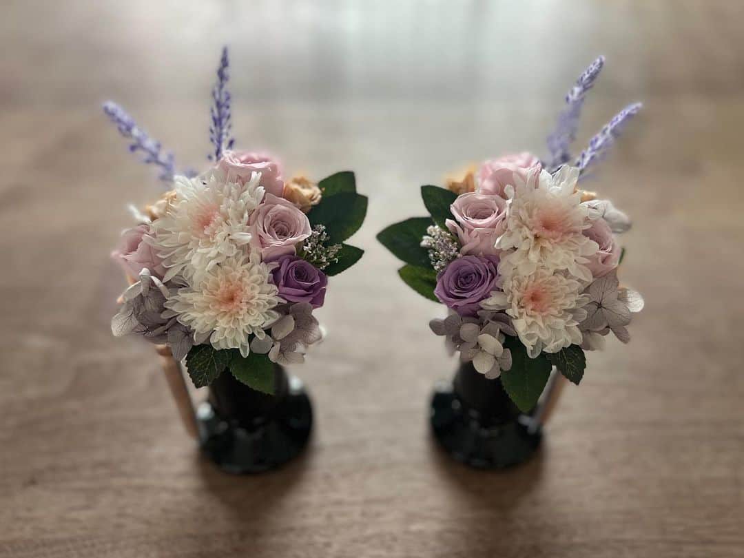 藤真美穂のインスタグラム：「* #花仕事 ✂️ オーダー品：仏花Black ・ ずっと人気の仏花アレンジ。 小さなベース(器)に もう入らない！というところまで ぎゅうっとお花をアレンジしていきます。 ささやかに、でも華やかに。 心を込めて。 九州まで無事に届きますように… ・ ・ ・ #windflower #ウインドフラワー #仏花 #仏花アレンジ #プリザーブドフラワー」