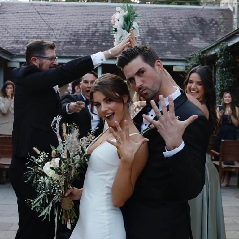 ザカリー・ダナヒューのインスタグラム：「Mr. & Mrs. Donohue, Sept 18, 2022 💍🤵‍♂️👰‍♀️💒 🎆」