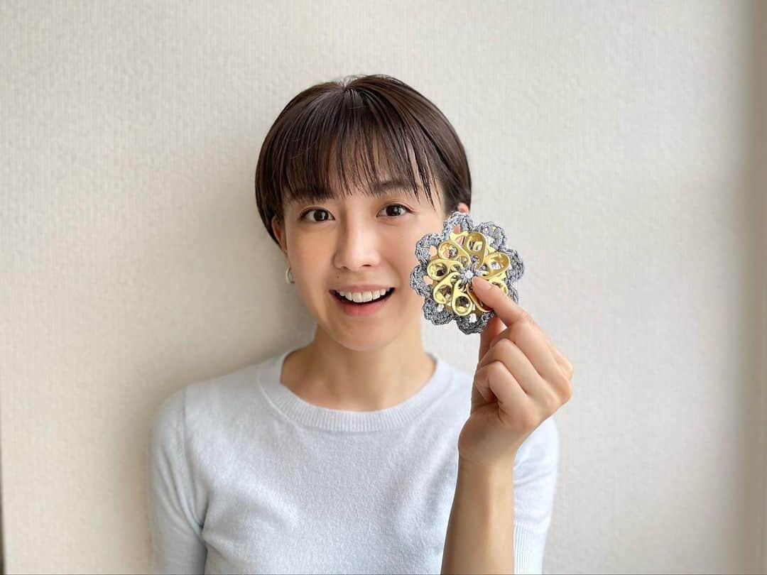 フジテレビアナウンサーのインスタグラム：「宮司愛海です^ ^  今回は、空き缶のプルタブを使って、コースターを作りました🥛 かぎ編みにちょっと悪戦苦闘しましたが、出来上がったときの達成感は格別でした✨ 捨ててしまう空き缶のプルタブがこんなに可愛らしいコースターに変身するなんて...😳プルタブの色にどんな編み糸の色を合わせるか考えるのも楽しかったです！🧶  #体感サステナWAVE #楽しくアクションSDGs  #SDGs #プルタブコースター #かぎ編み #かぎ編みコースター」