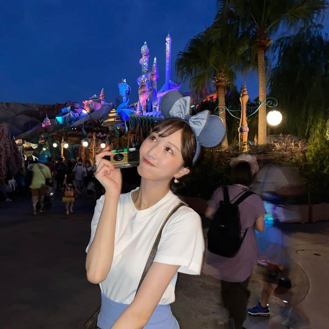 田辺真南葉のインスタグラム：「先日、夏のテーマパークを楽しみました🎠  絶賛フィルムカメラにハマり中📷  この日はとても暑かったので つめたーい炭酸ジュースが本当に美味しかった🥹 ビールかのように喉越し感じていますが、ジュースです✌🏻」