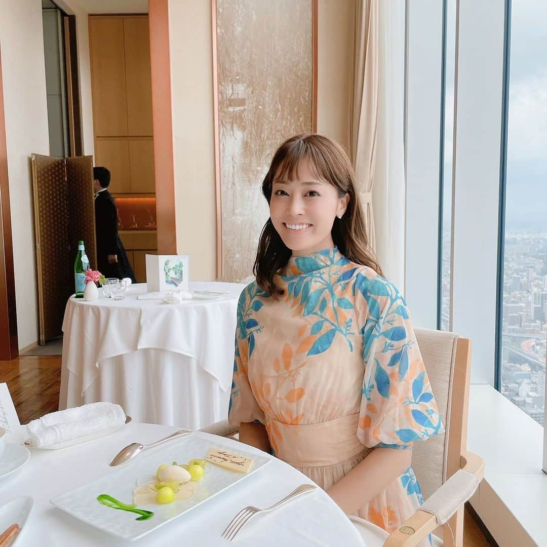 佐竹茉里奈のインスタグラム：「お久しぶりに行ってきました♪ どれも美味しくて幸せ😋❤️  いつも外食ってなるとつい大好きな鰻を食べに行っちゃうけど、たまにはおしゃれなとこも行かなきゃですね笑笑😂😂✨ #オーベルジュドリルナゴヤ#ミッドランドスクエア#名古屋ランチ#フレンチ#アニバーサリー#記念日ランチ#アニバーサリープレート #幸せご飯#お店の雰囲気が好き」