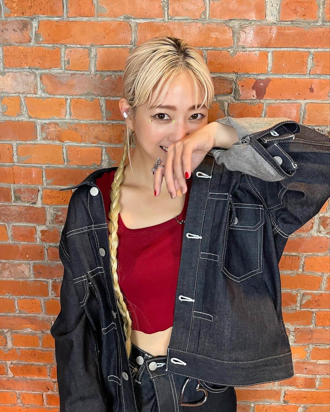 伊藤千晃のインスタグラム：「CHIAPP 1st  Anniversary Event ⁡ 一部のスタイリングはデニム•オン•デニムで遊んだよ〜😄 ⁡ ヘアはどうしても長くしたくて、 ロングの三つ編みにしてもらっちゃった❤️ ⁡ styling✨ jacket、pants @basicks_official  tops @yelloshoes_official  accessory @swarovski  ⁡ hair&make @nami5757  stylist @utsumisaoriii   #低身長コーデ #153cm #デニムコーデ #デニム #デニムオンデニム」