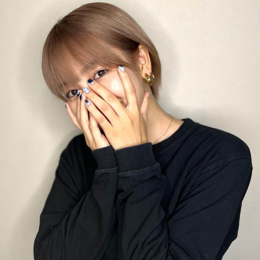 富久美玲のインスタグラム：「_ . 久々のベージュカラー🤎 . そして前髪伸ばしてたのだけども 切れ毛が伸びるまでの我慢・・・ . それにしてもポートレート神🤣 切れ放題のアホ毛が消えてくれて めっちゃくちゃ綺麗に見えるw . #ショートヘア#ヘアカラー#ハイトーンショート#ハイトーンカラー#ミルクティーベージュ#hair#헤어스타일#짧은머리」