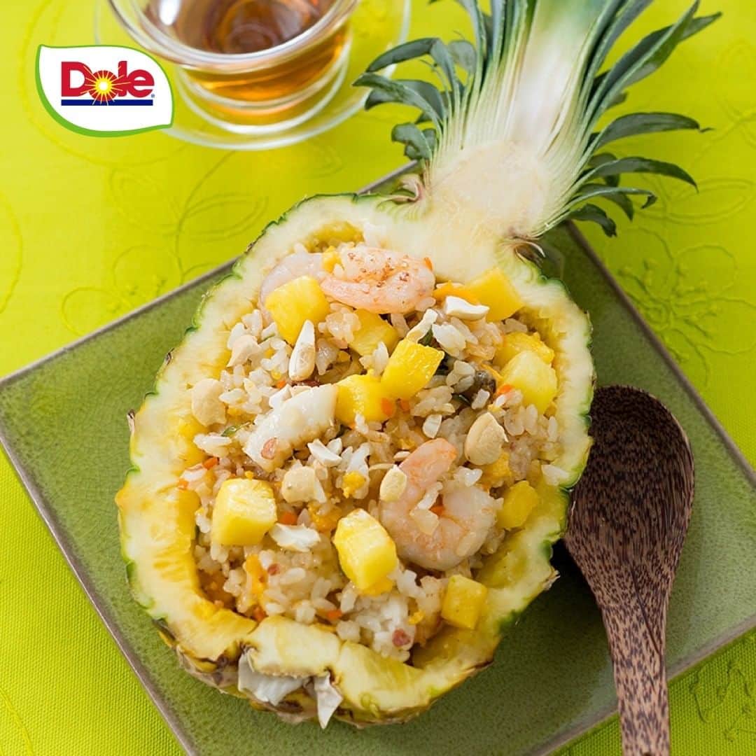 Dole_jp ドール ジャパンのインスタグラム：「食欲の秋 😋🍁 パイナップルを器にしたチャーハンで食卓を彩って💕 みんなで美味しく楽しく食べよう♪ ． ．  本日ご紹介するレシピはこちら！  ▼▼▼  【パイナップルチャーハン】 ． ．  ✏材料（2人分） ． ・パイナップル　1個（果実使用75g） ・ご飯　茶碗に軽く2杯分 ・シーフードミックス　100g ・卵　1個 ・ベーコン　1枚 ・玉ねぎ　1/6個 ・にんじん　1/5本 ・ピーマン　1/2個 ・にんにく　1/2片 ・サラダ油　大さじ2 ・鶏ガラスープの素　小さじ1/2 ・ナンプラー（ない場合はしょうゆで代用可）　大さじ1/2 ・塩　少々 ・こしょう　少々 ・カシューナッツ（砕いたもの）　小さじ2 . . ✏作り方 ． 1.パイナップルは葉付きのまま縦半分に切り、それぞれ皮目を上にして置き、果肉を取り出しやすくするために皮目から１～1.5㎝下でギリギリ果肉を切るように包丁を貫通させて切り込みを入れる。表に返して、皮と果肉の境目から1cmほど内側にぐるりと包丁を入れる。芯の部分をV字に切り取り、果肉を取り出してパイナップルの容器を2個作る。取り出した果肉の75ｇ ＊ は1㎝角に切る。 ． ． 2.ピーマン、にんじん、玉ねぎ、にんにく、ベーコンはそれぞれみじん切りにする。フライパンにサラダ油大さじ1をひき、にんにくを炒め、香りがたったらベーコン、玉ねぎ、にんじん、ピーマンを炒め、シーフードミックスも入れて火が通ったら、角切りパイナップルを入れて、塩、こしょうをし、取り出しておく。 ． ． 3. ２のフライパンに残りのサラダ油を入れて熱し、溶き卵を流し入れ、半熟状になったらご飯を入れて炒め、具材を戻し入れ、鶏ガラスープの素、ナンプラーを加え、塩、こしょうで味を調える。 ． ． 4. パイナップル容器に盛りつけ、カシューナッツを散らす。 ＊果肉は75ｇ使いますが、残りはひと口大に切って密閉袋に入れて冷凍し、ほかのレシピに活用してください。 . . ナンプラーの香りやカシューナッツの食感がアクセント😋✨ . . #ドール #Dole #フルーツ #パイナップル #カシューナッツ #チャーハン #おうちご飯 #クッキングラム #料理好きな人と繋がりたい #家ごはん #デリスタグラマー #インスタフード #豊かな食卓 #食スタグラム #レシピ」