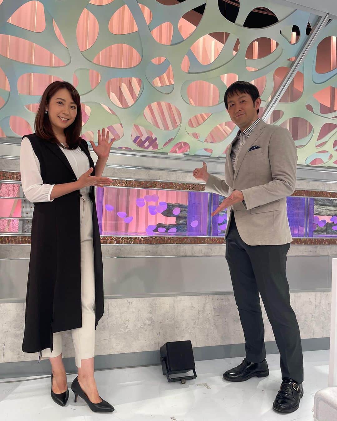 須黒清華のインスタグラム：「今週の「日経ニュースプラス9」は岸本キャスターがお休みのため、中川アナウンサーが出演します💁‍♀️ 中川さんと一緒にお仕事するのは本当に久しぶりです！  リニューアル後初めてのプラス9出演で、クラゲに興奮する中川アナをパシャリ📸笑  今夜もぜひ日経ニュースプラス9ご覧くださいね✨ BSテレ東で8:54からです。  そして6:25からの「ありえへん♾世界」も久しぶりに担当してます✨ 実は初めてベッキーさんとご一緒しましたっ！ こちらもぜひ💁‍♀️  #日経ニュースプラス9 #岸本キャスター #中川聡 アナウンサー　 衣装は、 ジレ#rawfudge  パンツ#anside  でした！ #ありえへん世界 もご覧ください♪」