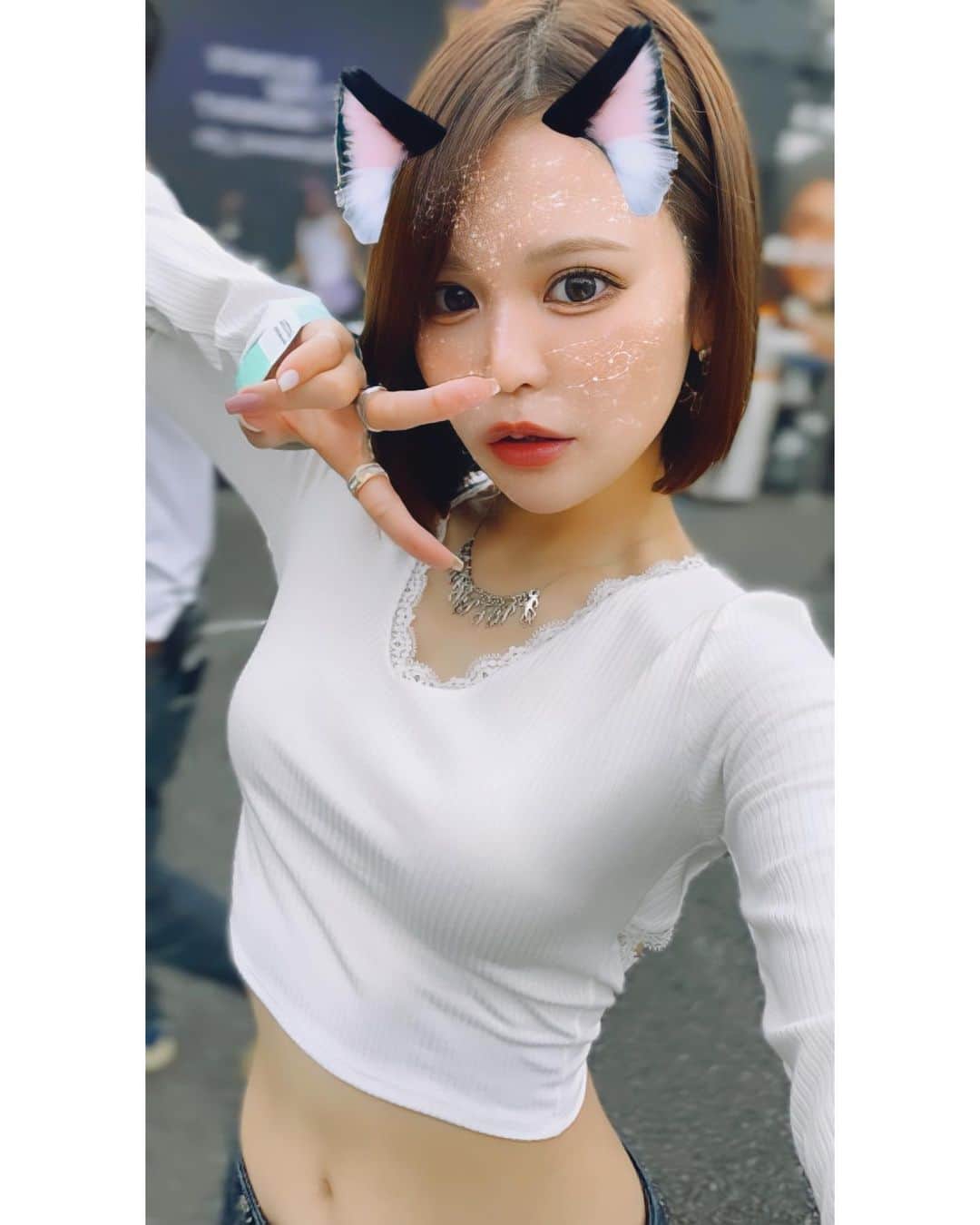 ななぴのインスタグラム：「インスタフィルター盛れすぎてこれでしか撮ってない…(´；Д；`)  tops : @shein_japan  denim : @newbottega  bag : @balenciaga   背中空いてるトップスめちゃくちゃ背中盛れした💕☺️ 美活頑張ろう…！！」
