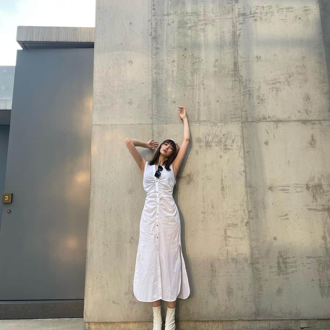 モニカのインスタグラム：「🫧 .  #白  #ワンピース  #サングラス  #スカーフコーデ  #model  #モデル」