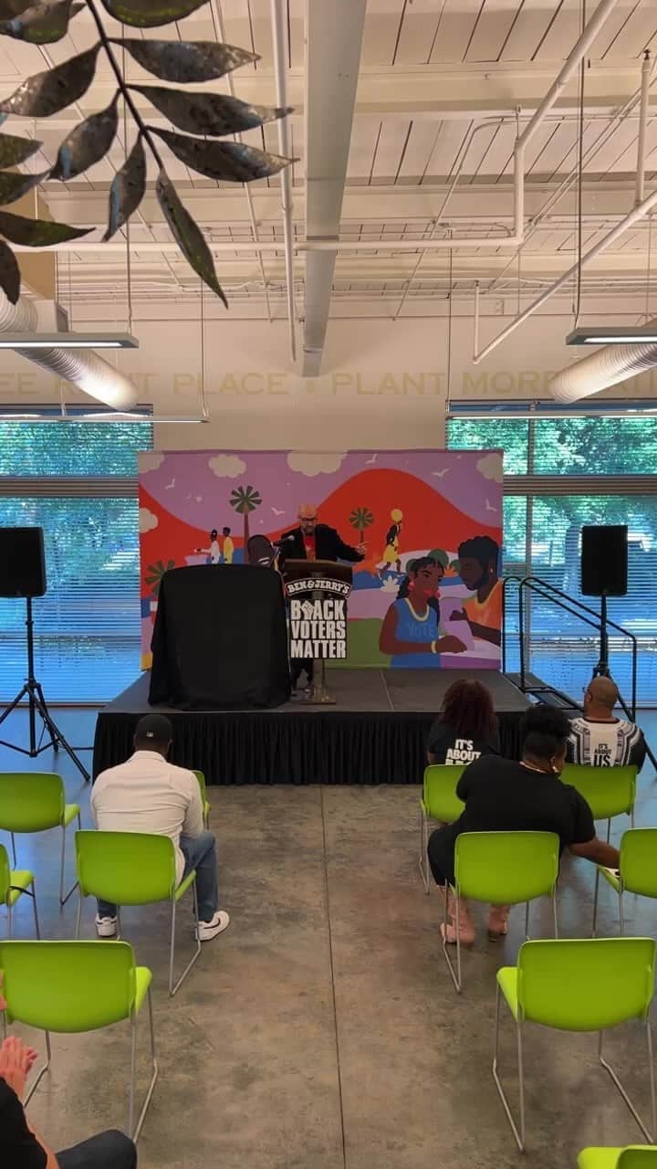 のインスタグラム：「We partnered with @blackvotersmtr to bring back Change is Brewing, this time with a sweet message about the importance of voting and the power of Black voters.」