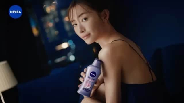 松本まりかのインスタグラム：「本日9月20日より、ニベア新CM「うるおいつやライン篇」OAです   今年もとっても素敵なCMが出来ました☺️ 今回は、上質なオトナのプレミアム感を表現した世界。  カメラとセットがくるくる回りながら、カメラマンさん、セットを動かしてくれるスタッフさん、照明さん、プレミアムボディミルクのつやライン、そして芝居…全てのベストが合致した最高の一瞬を狙っての撮影でした。  そんな奇跡の瞬間が凝縮されたCMになってると思います✨  これから始まる乾燥の季節。 ぜひ皆さんの日々ケアのお供に プレミアムボディミルクを愛用してくださったら嬉しいです🥰  #ニベア #ニベアプレミアムボディミルク #ニベアプレミアムボディミルクモイスチャー #うるおいつやライン #NIVEA」