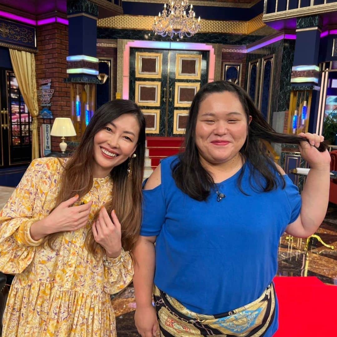 中山美穂のインスタグラム：「田辺さんのこだわり、そこに向かう姿が大好きです。 特に夢の国の案内や、憧れの亀梨さんに会う番組。 番組さんもありがとう！  そして、メインの吉田羊さん歌声もご本人も本当に素敵でした。 外で会ってたら、普通に連絡先交換すると思うんだけど、女性の場合、スタジオで身につけられないので、携帯電話は楽屋に。  吉田さんと田辺さんで今年の冬はお鍋するんだー。」